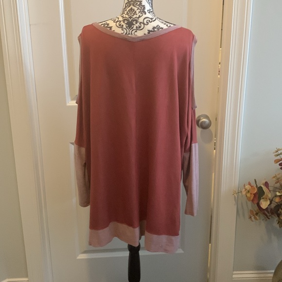 NWOT. Woman’s two tone long sleeve boatneck style top with cut out shoulders. - Picture 7 of 8